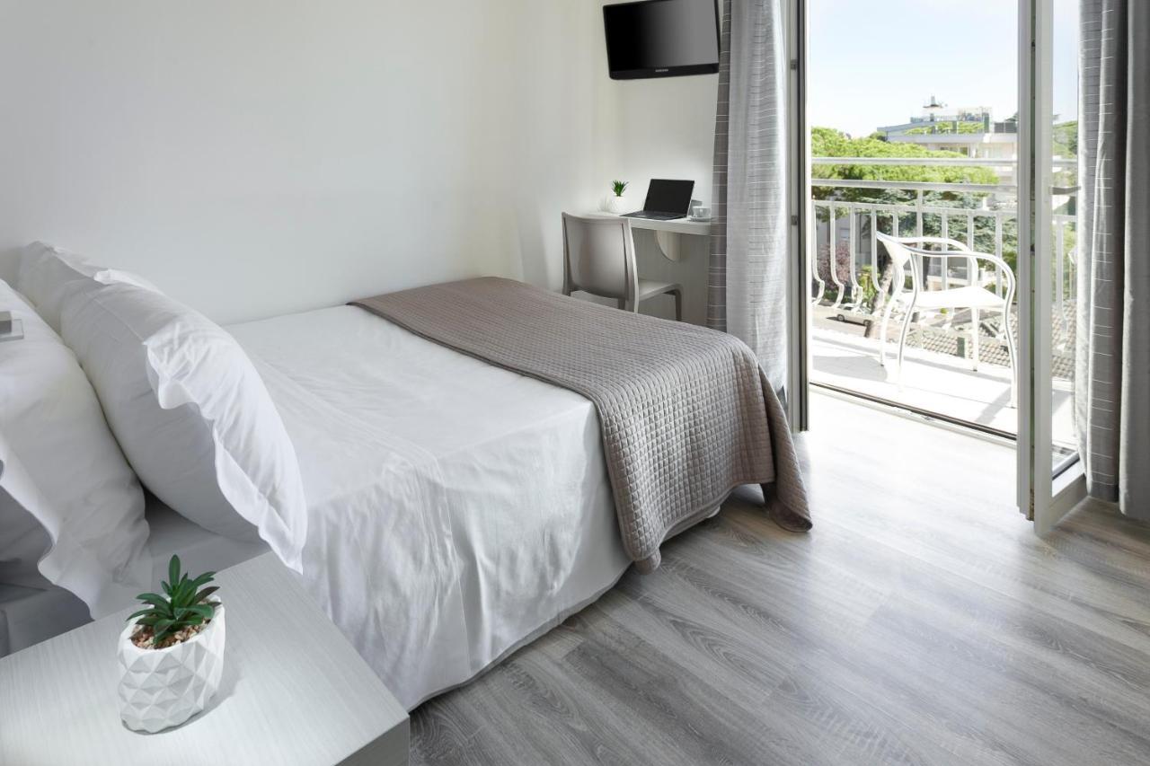 Hotel Zanarini In Centro A ריצ'יונה מראה חיצוני תמונה