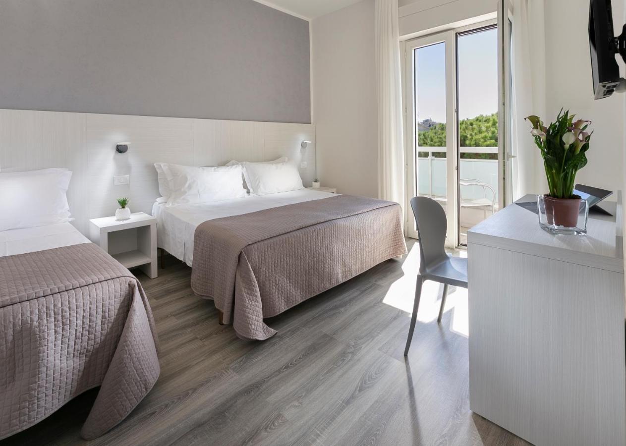 Hotel Zanarini In Centro A ריצ'יונה מראה חיצוני תמונה