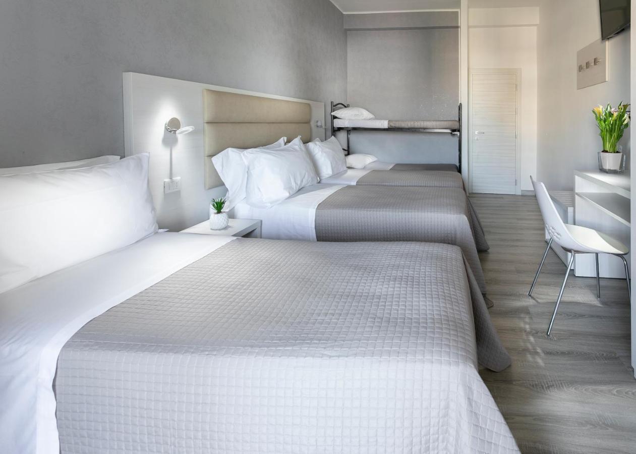 Hotel Zanarini In Centro A ריצ'יונה מראה חיצוני תמונה