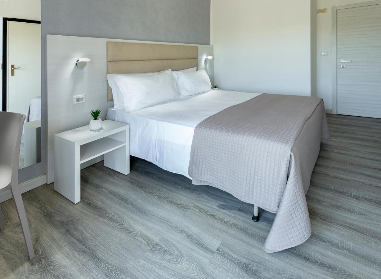 Hotel Zanarini In Centro A ריצ'יונה מראה חיצוני תמונה