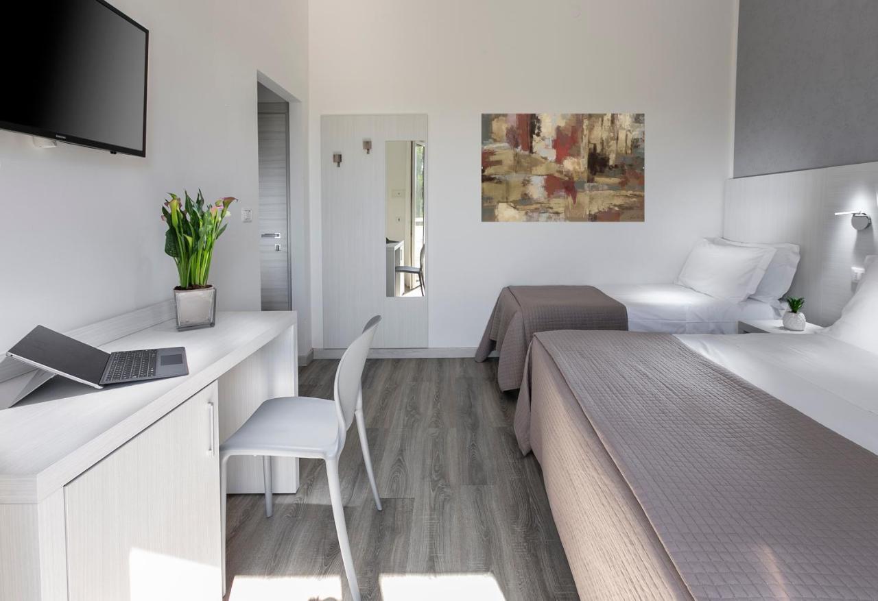 Hotel Zanarini In Centro A ריצ'יונה מראה חיצוני תמונה