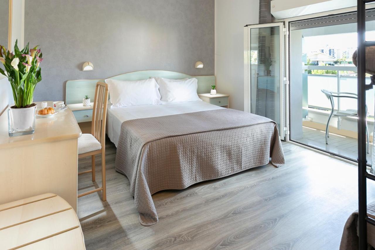 Hotel Zanarini In Centro A ריצ'יונה מראה חיצוני תמונה