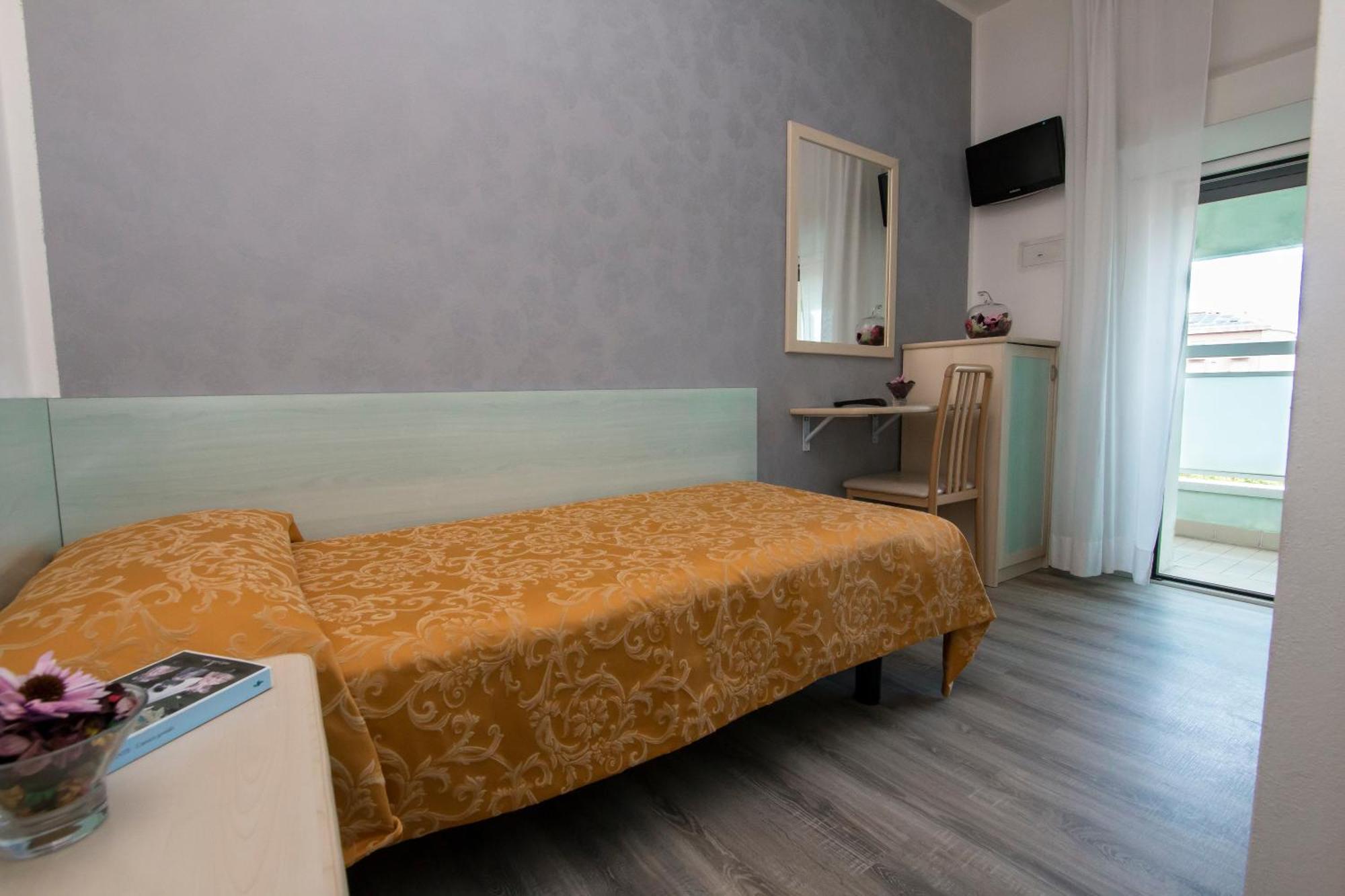 Hotel Zanarini In Centro A ריצ'יונה מראה חיצוני תמונה