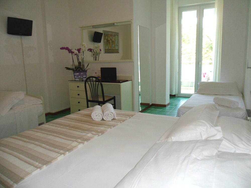 Hotel Zanarini In Centro A ריצ'יונה מראה חיצוני תמונה