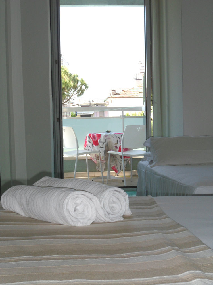 Hotel Zanarini In Centro A ריצ'יונה מראה חיצוני תמונה