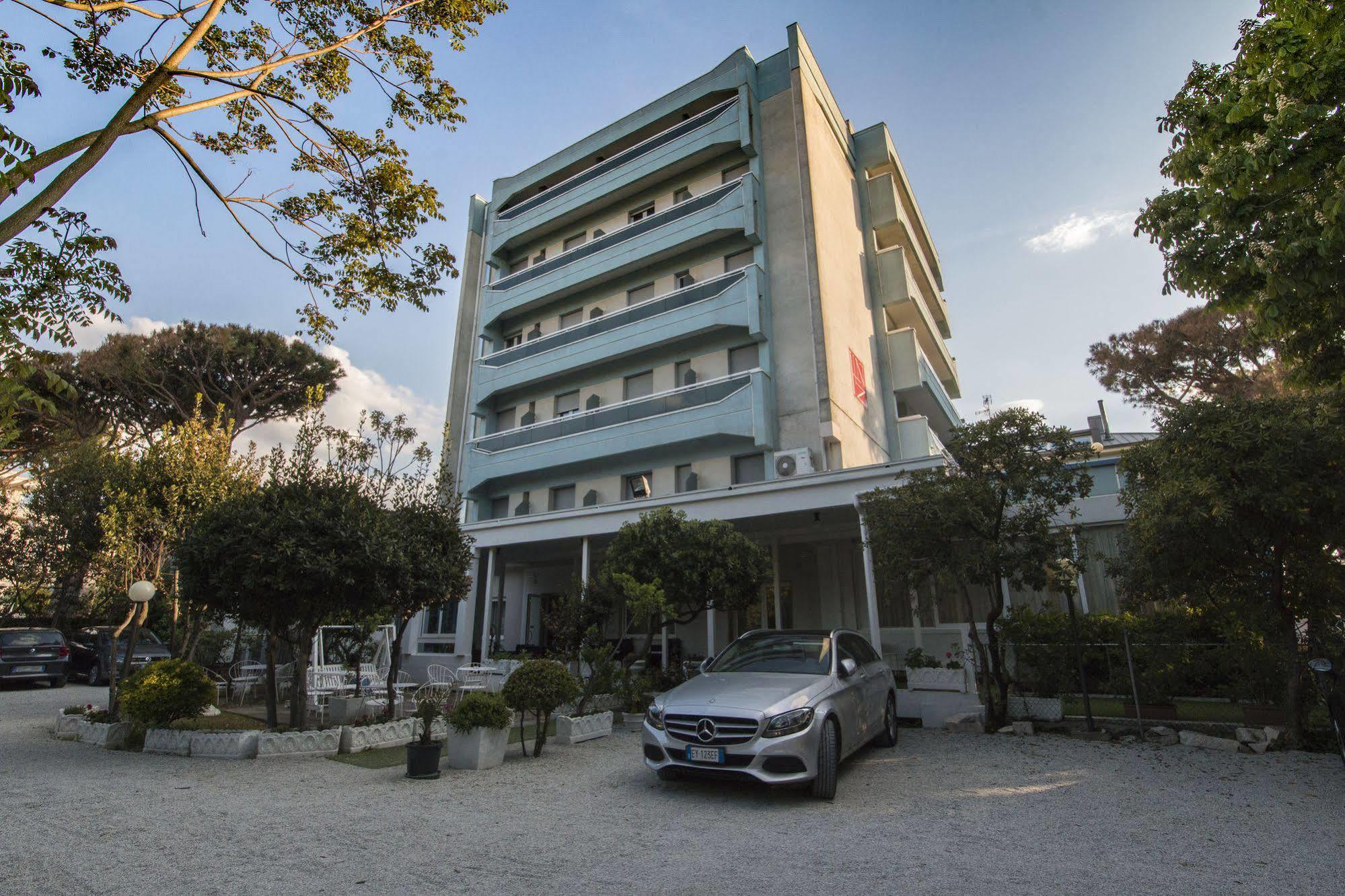 Hotel Zanarini In Centro A ריצ'יונה מראה חיצוני תמונה