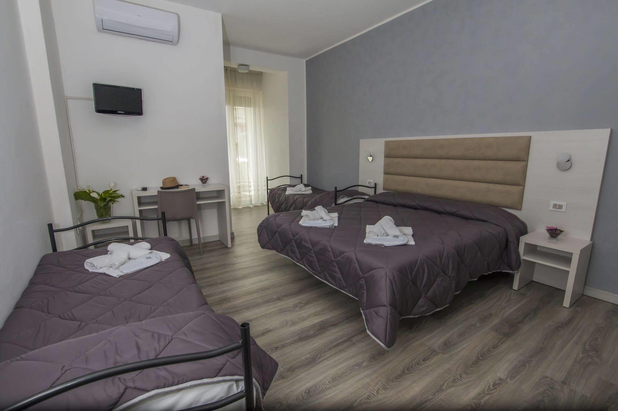 Hotel Zanarini In Centro A ריצ'יונה מראה חיצוני תמונה