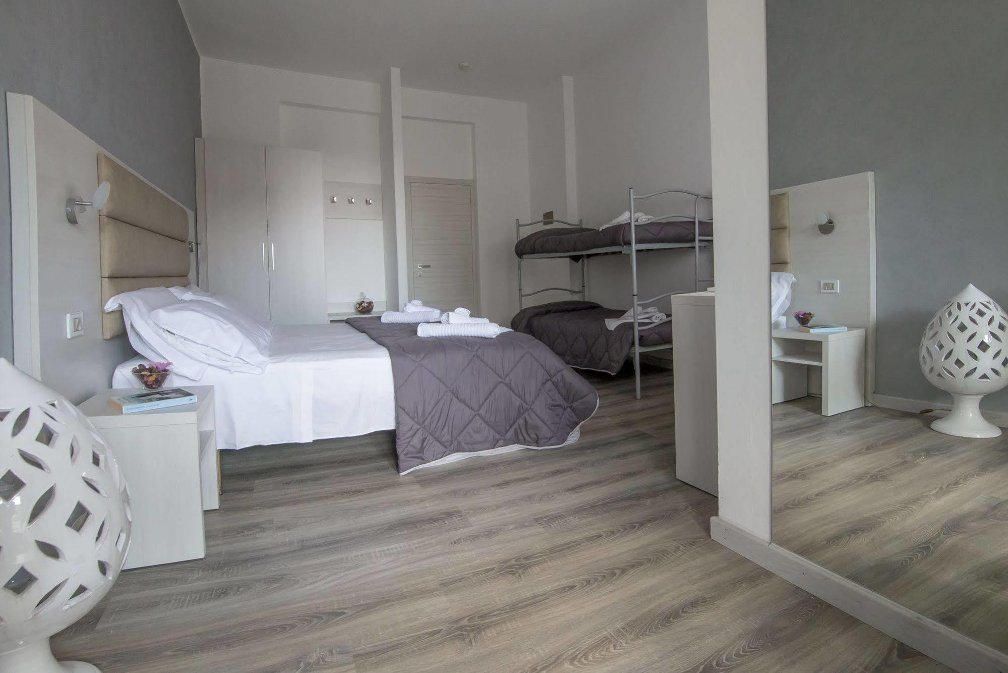 Hotel Zanarini In Centro A ריצ'יונה מראה חיצוני תמונה