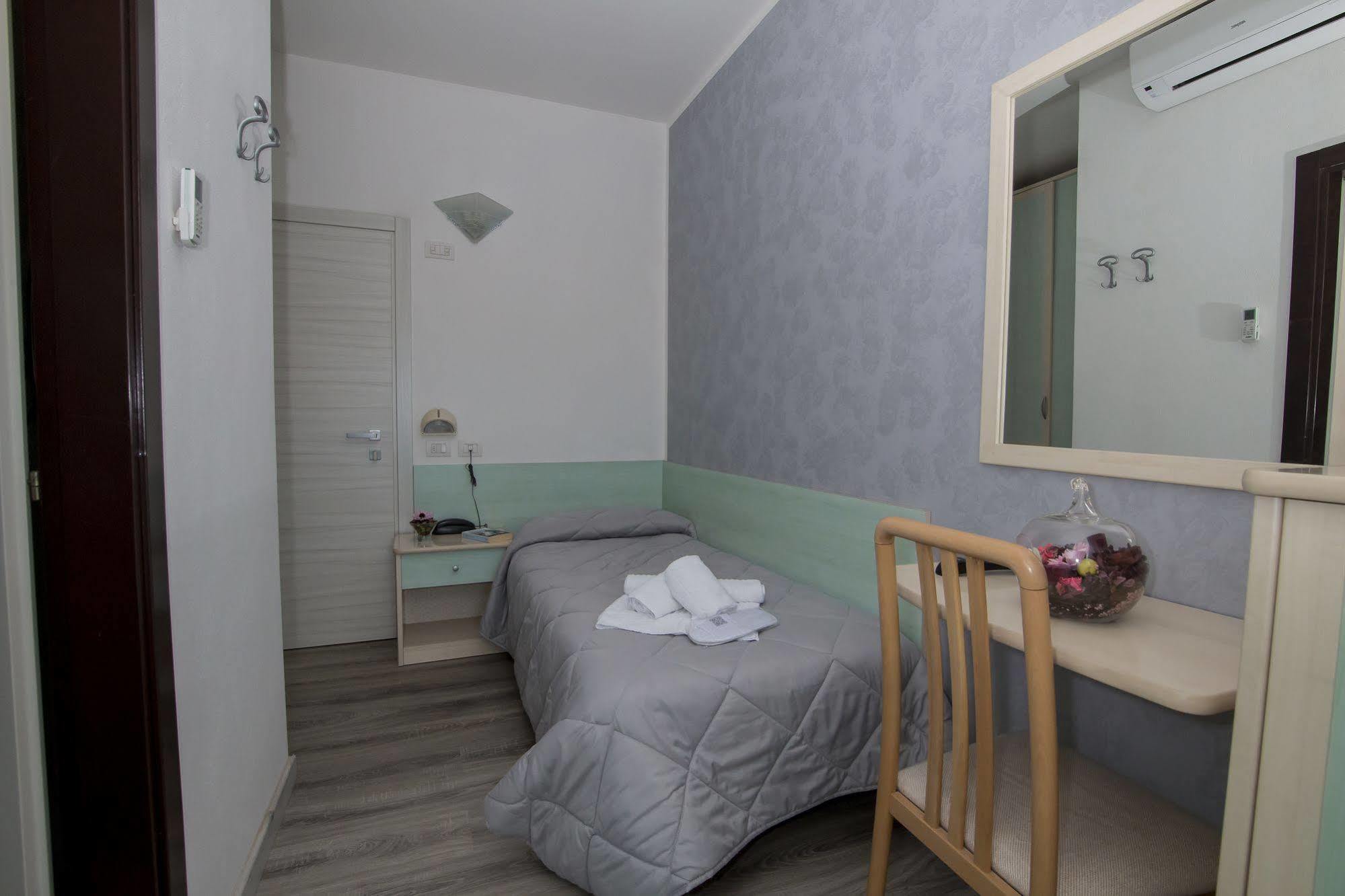 Hotel Zanarini In Centro A ריצ'יונה מראה חיצוני תמונה