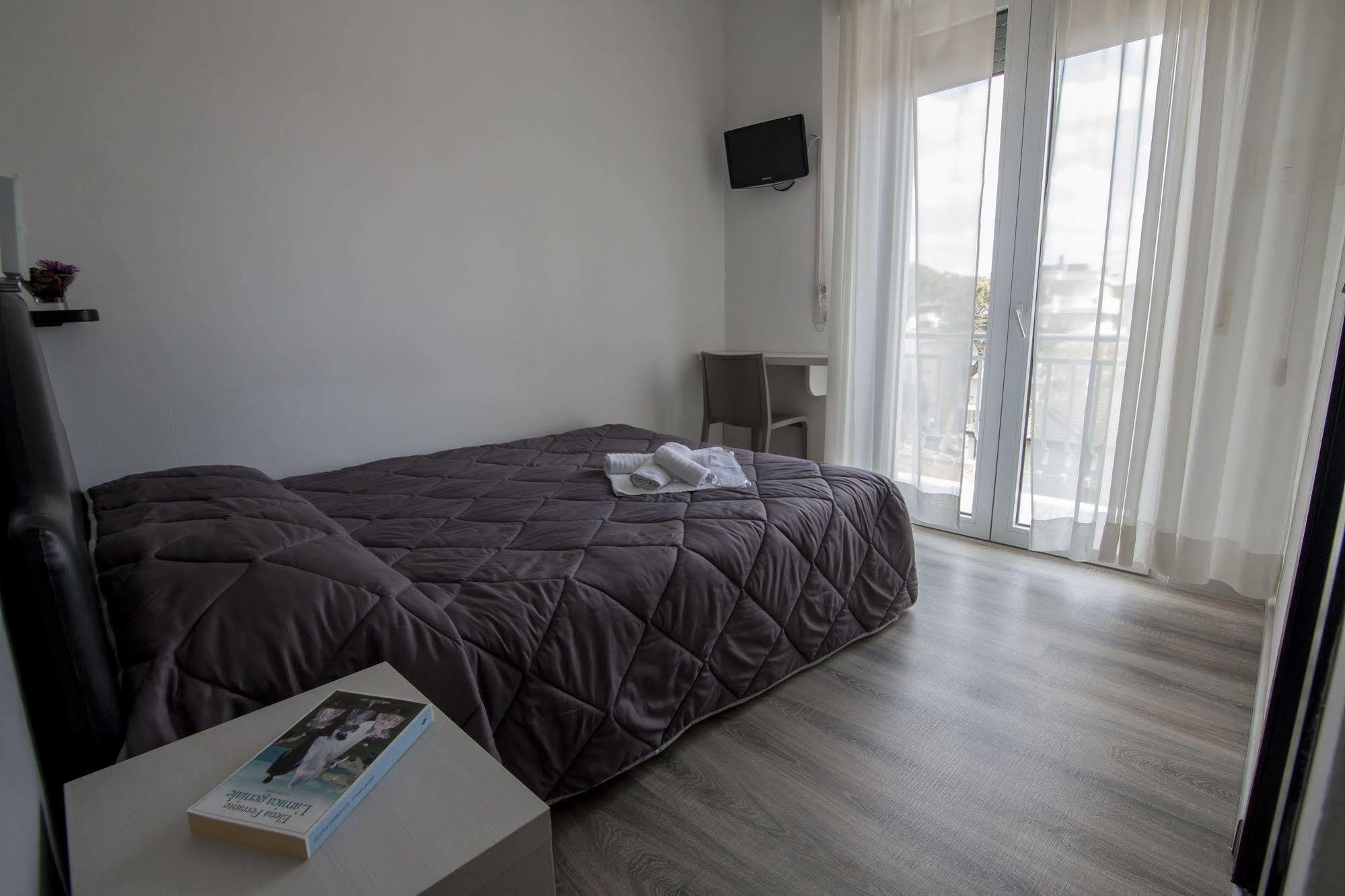 Hotel Zanarini In Centro A ריצ'יונה מראה חיצוני תמונה