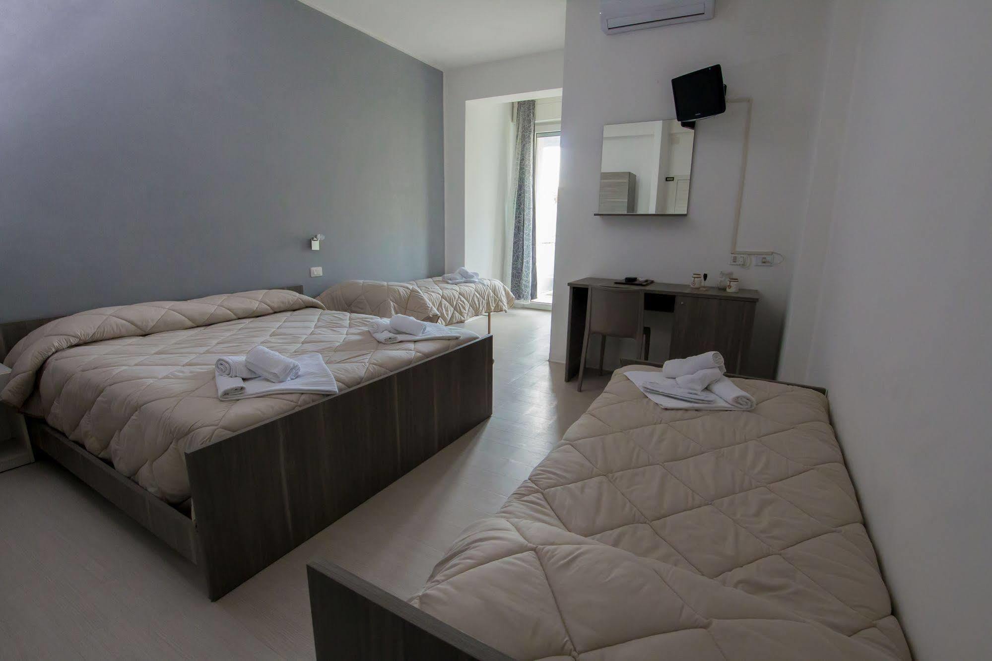 Hotel Zanarini In Centro A ריצ'יונה מראה חיצוני תמונה